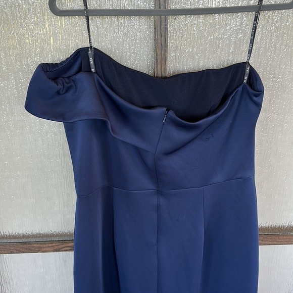 Black Halo
Navy Molten Off Shoulder Gown size 16. EUC - Picture 8 of 10